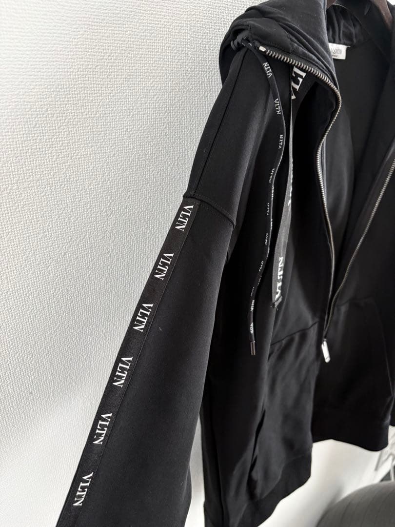 n*中様 ブラック フード付き パーカー　バレンティノ　ヴァレンチノ　ヴァレンテ
