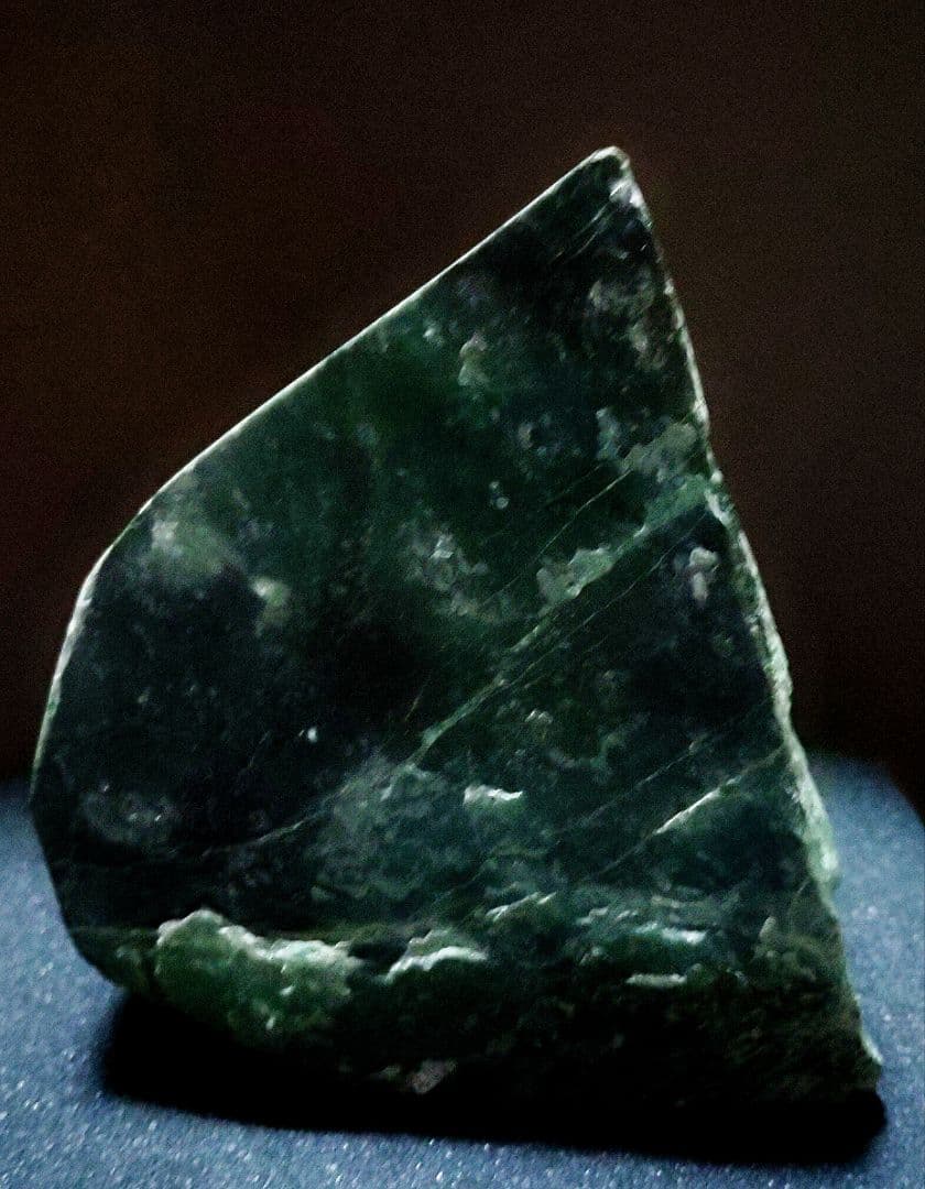 ★翡翠原石★幻の翡翠【秩父ブラックネフライト磨き407ｇ】