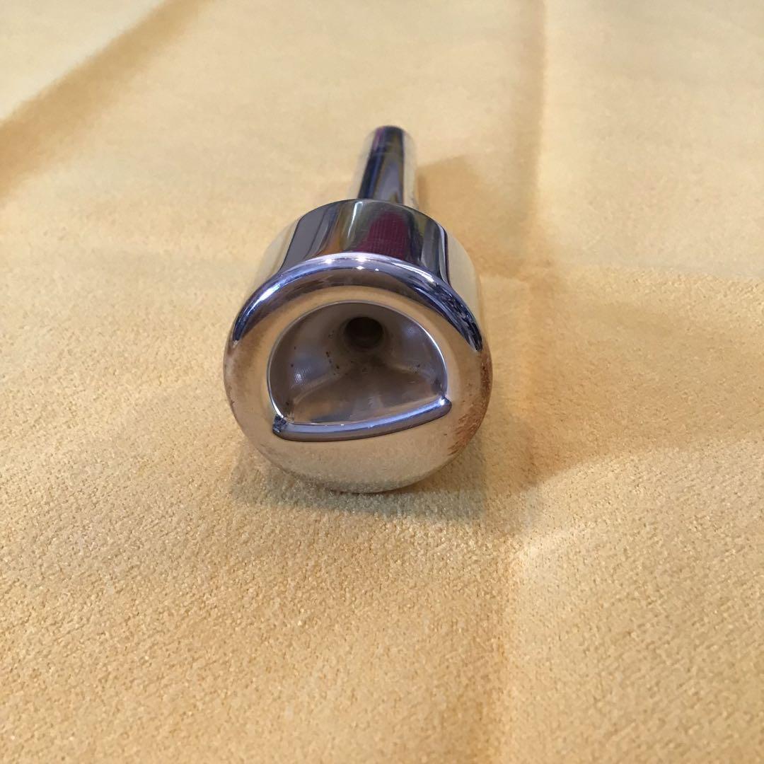 a)アシンメトリック（Asymmetric）トランペットマウスピース