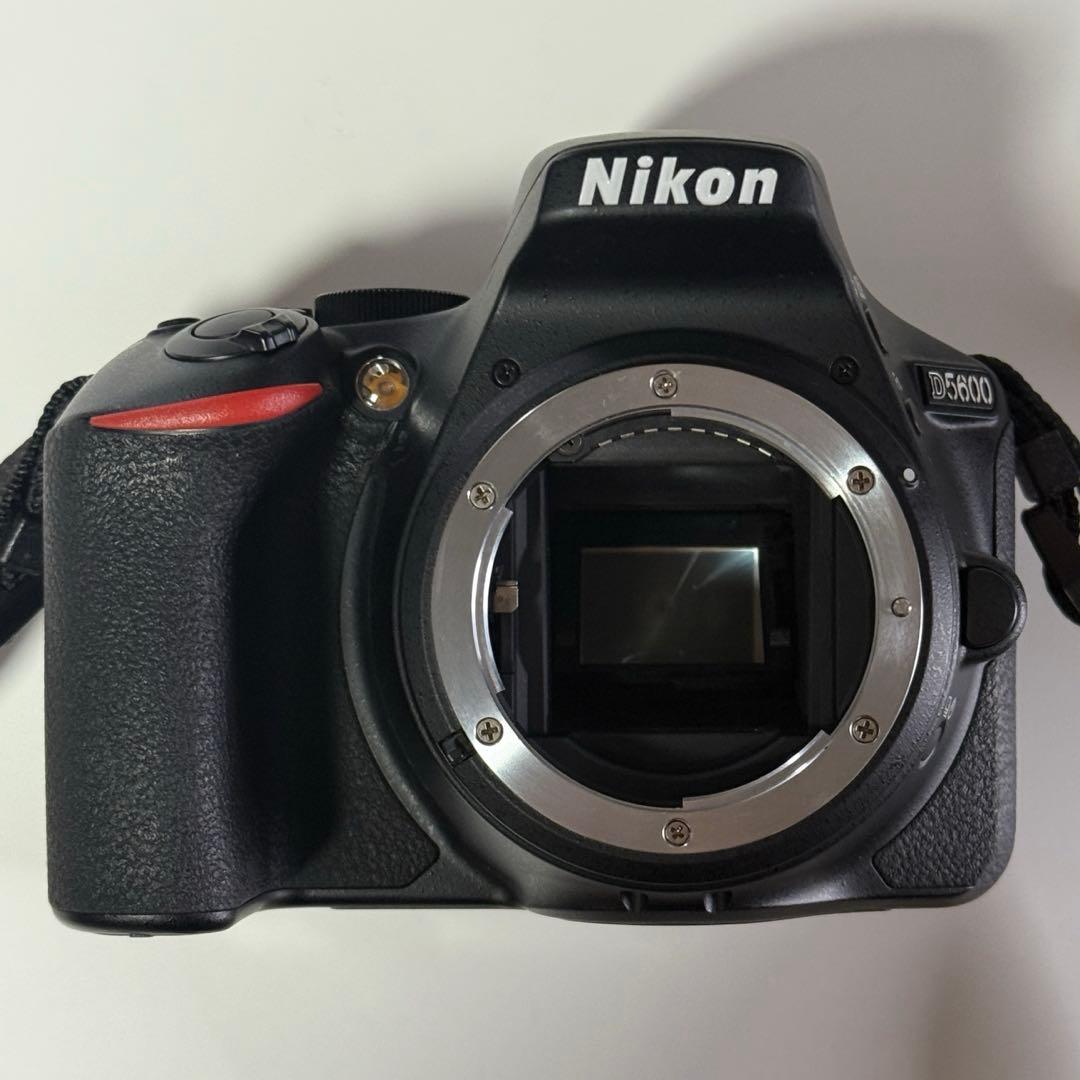 Nikon デジタル一眼レフカメラ D5600 ダブルズームキット バッグ付き