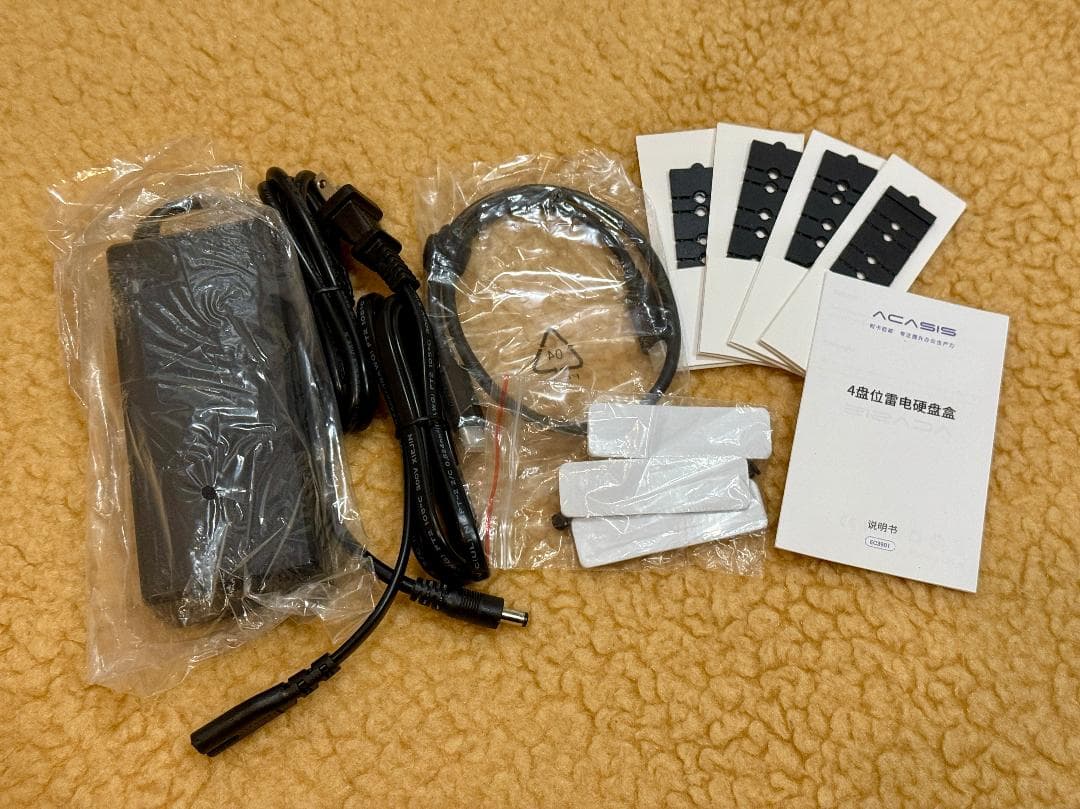 Acasis 4 Bay 40Gbps M.2 NVMe SSD ケース