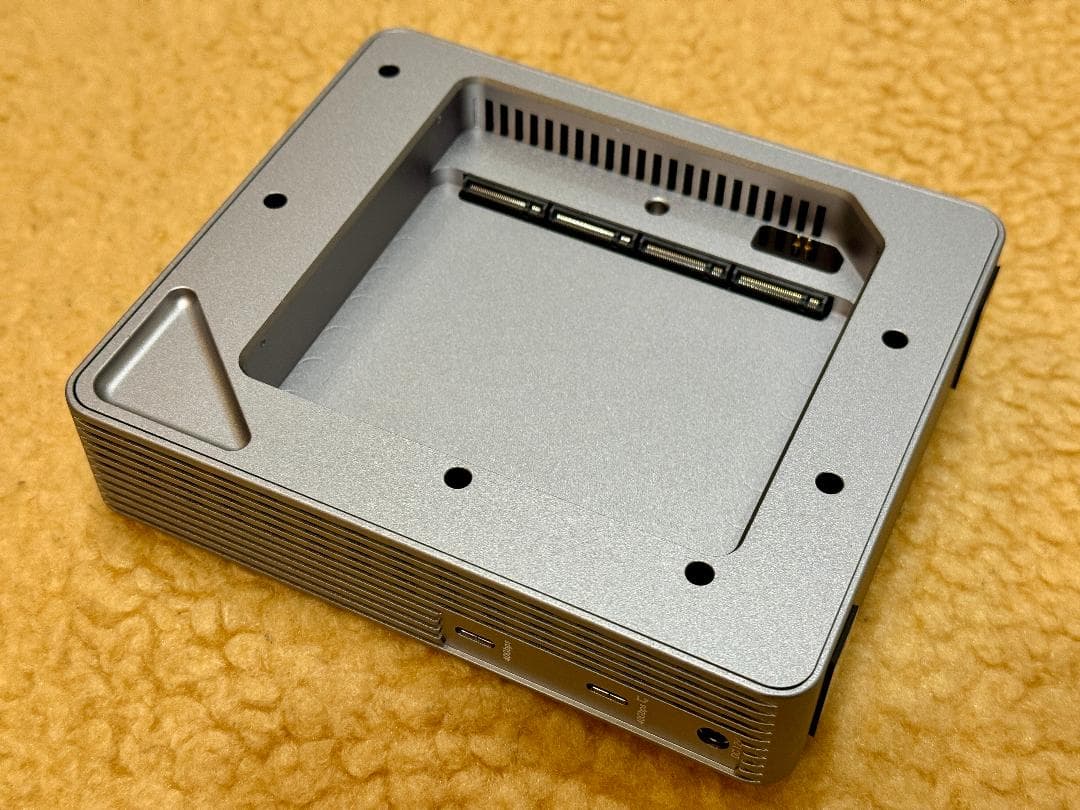 Acasis 4 Bay 40Gbps M.2 NVMe SSD ケース