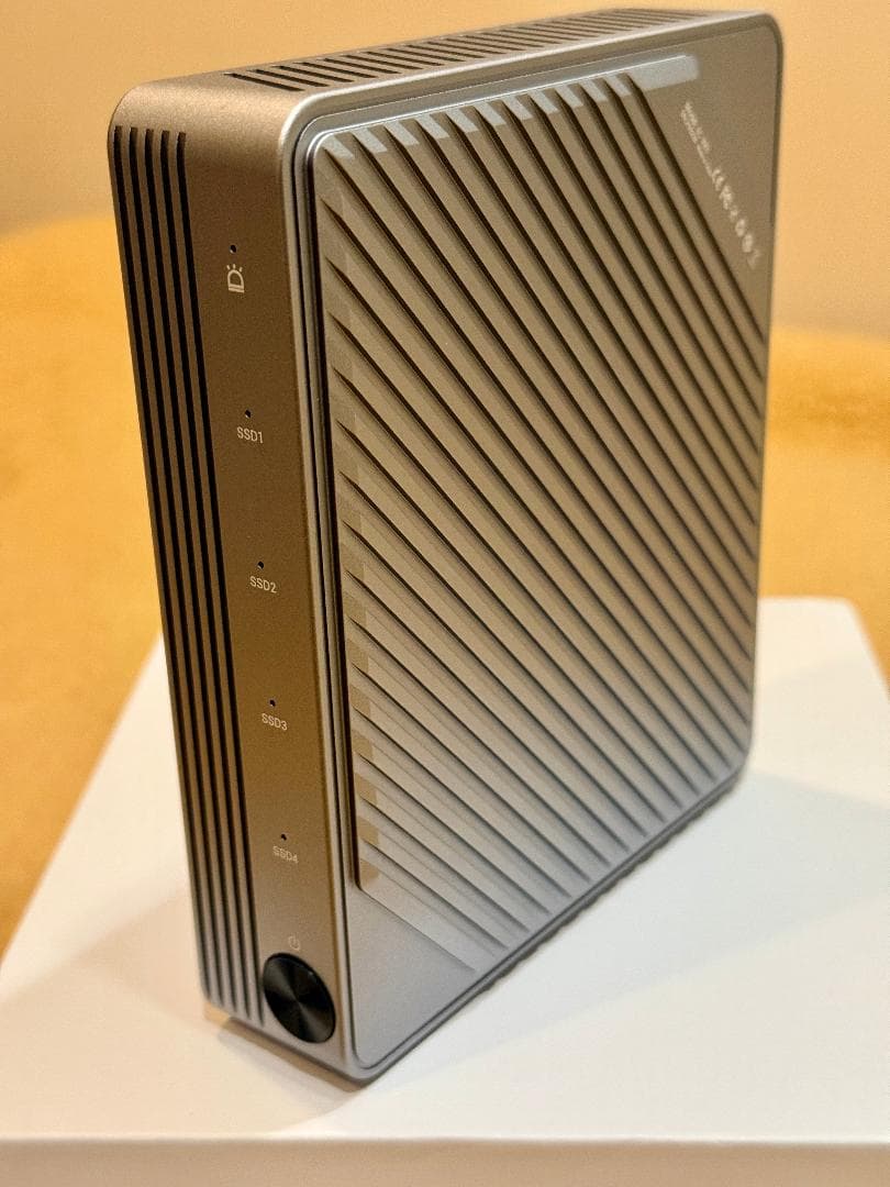 Acasis 4 Bay 40Gbps M.2 NVMe SSD ケース