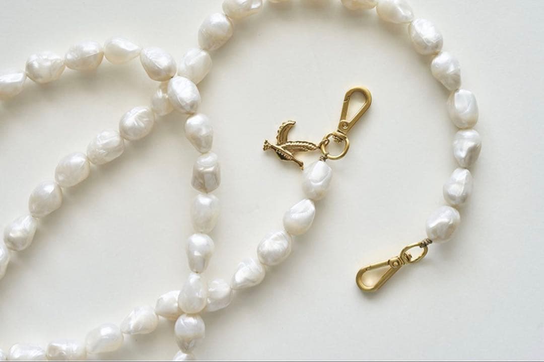 【美品】LOUVINI ルヴィニパリ　スマホチェーン　パール