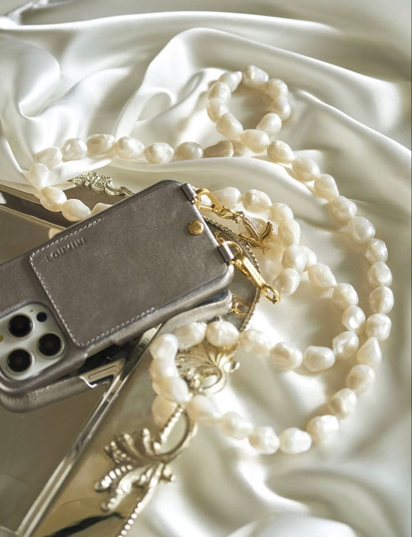 【美品】LOUVINI ルヴィニパリ　スマホチェーン　パール