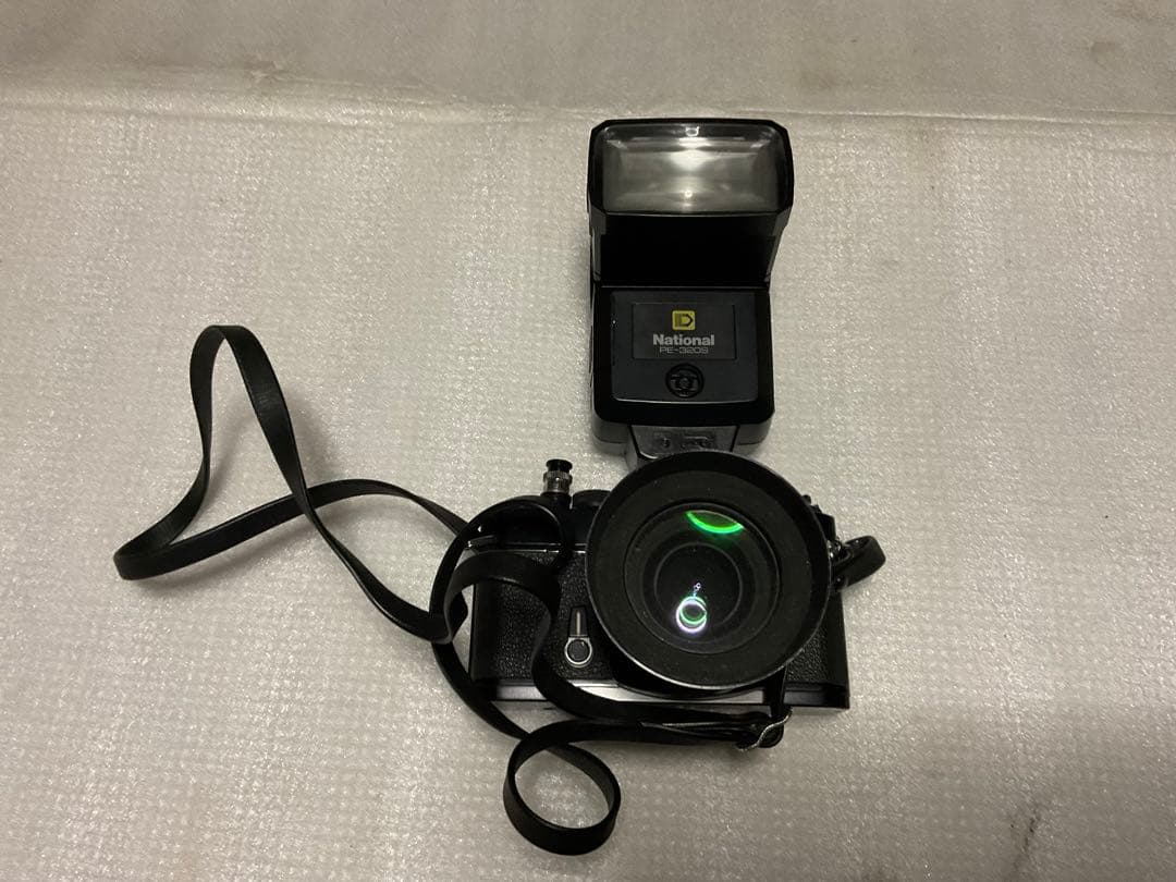 NIKOMAT・EL。一眼レフカメラ。ナショナルPE-32Sフラッシュ付き。