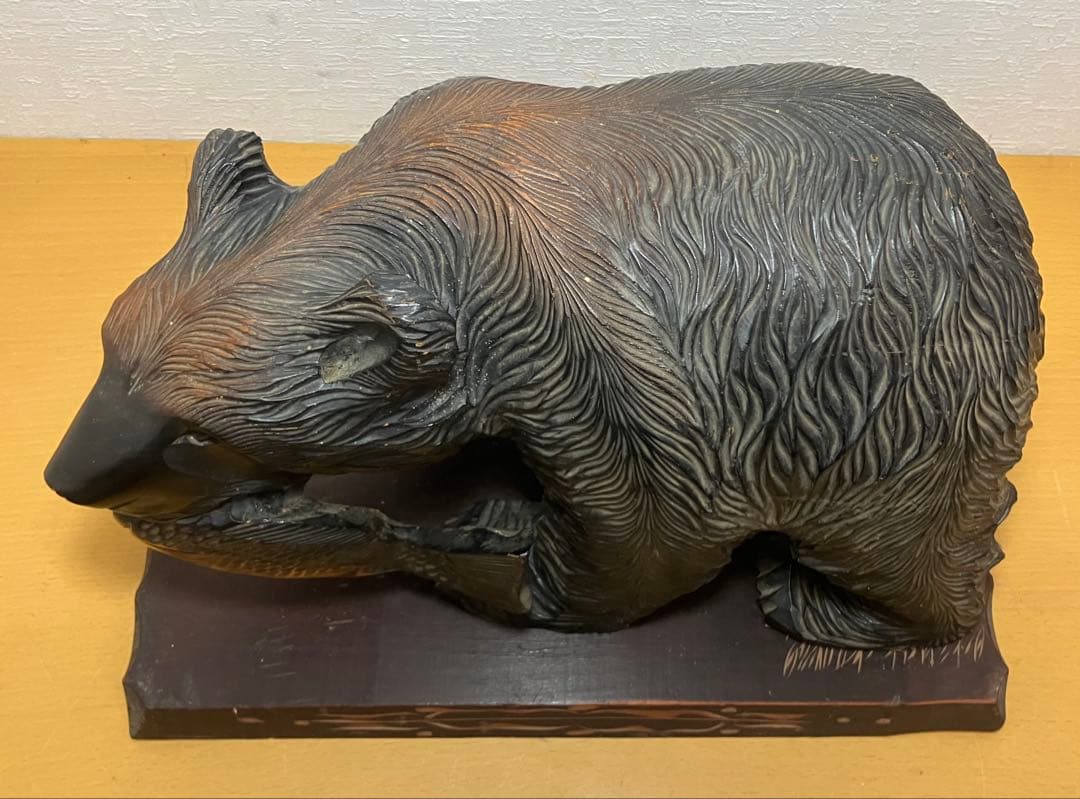 【工芸品/熊/置物】木彫り　木彫　彫刻　縁起物　インテリア　台座付き