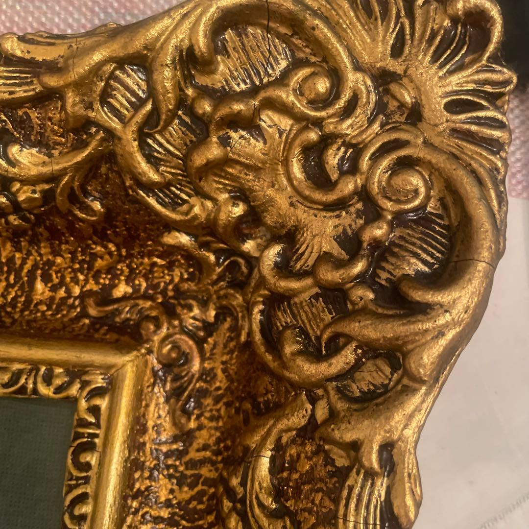 “読書する娘”の絵画 金色フレーム付き