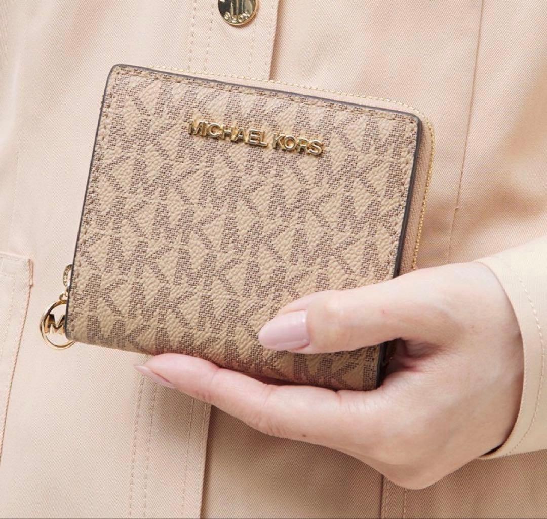 【新品】マイケルコース　二つ折財布　ジップ チャーム ウォレットミディアム