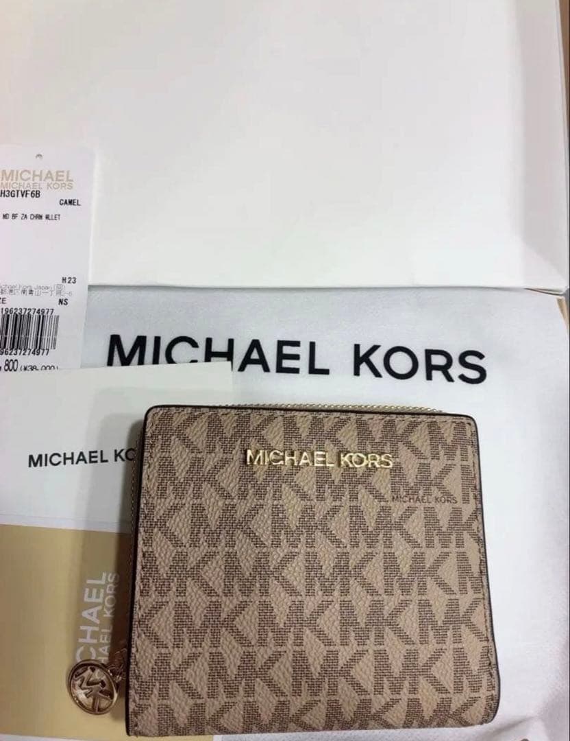 【新品】マイケルコース　二つ折財布　ジップ チャーム ウォレットミディアム