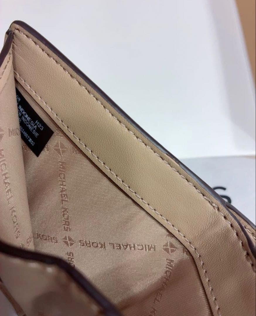 【新品】マイケルコース　二つ折財布　ジップ チャーム ウォレットミディアム