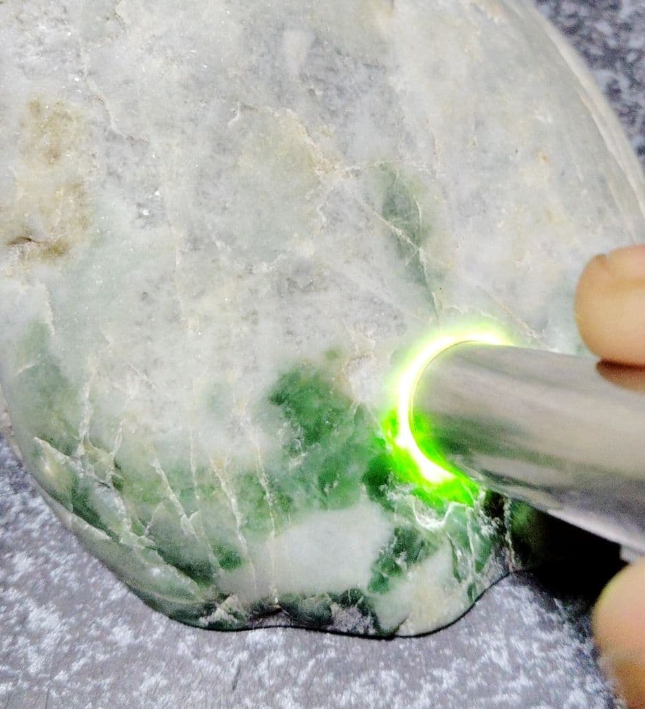 ★翡翠原石★糸魚川硬玉【底カット・ロウカン部有・379ｇ】