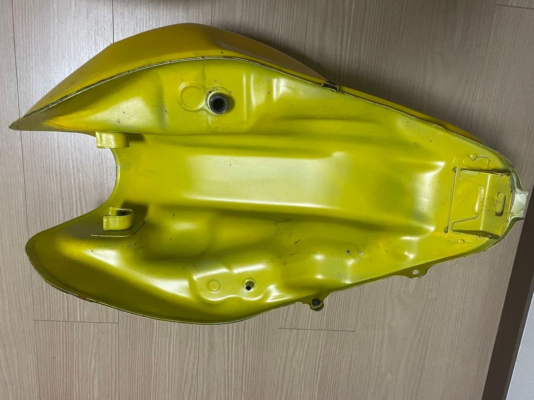 ホーネット250 イエロー タンク 凹み傷あり