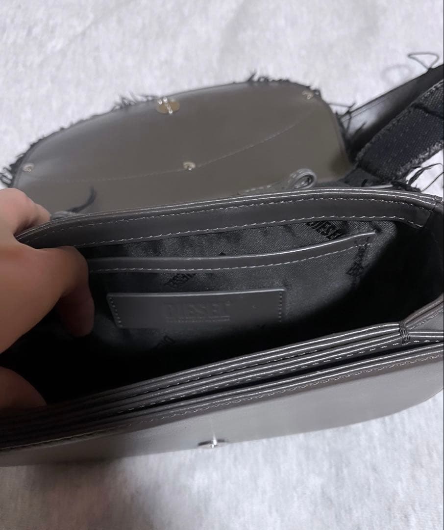 【お金ナイダー】DIESEL 1DRバッグ フリンジ付き ストーン