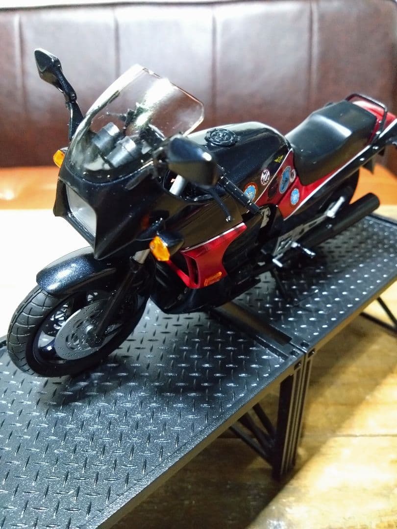 カワサキ　GPZ900R ニンジャ　1/12 　トップガンバージョン　完成品