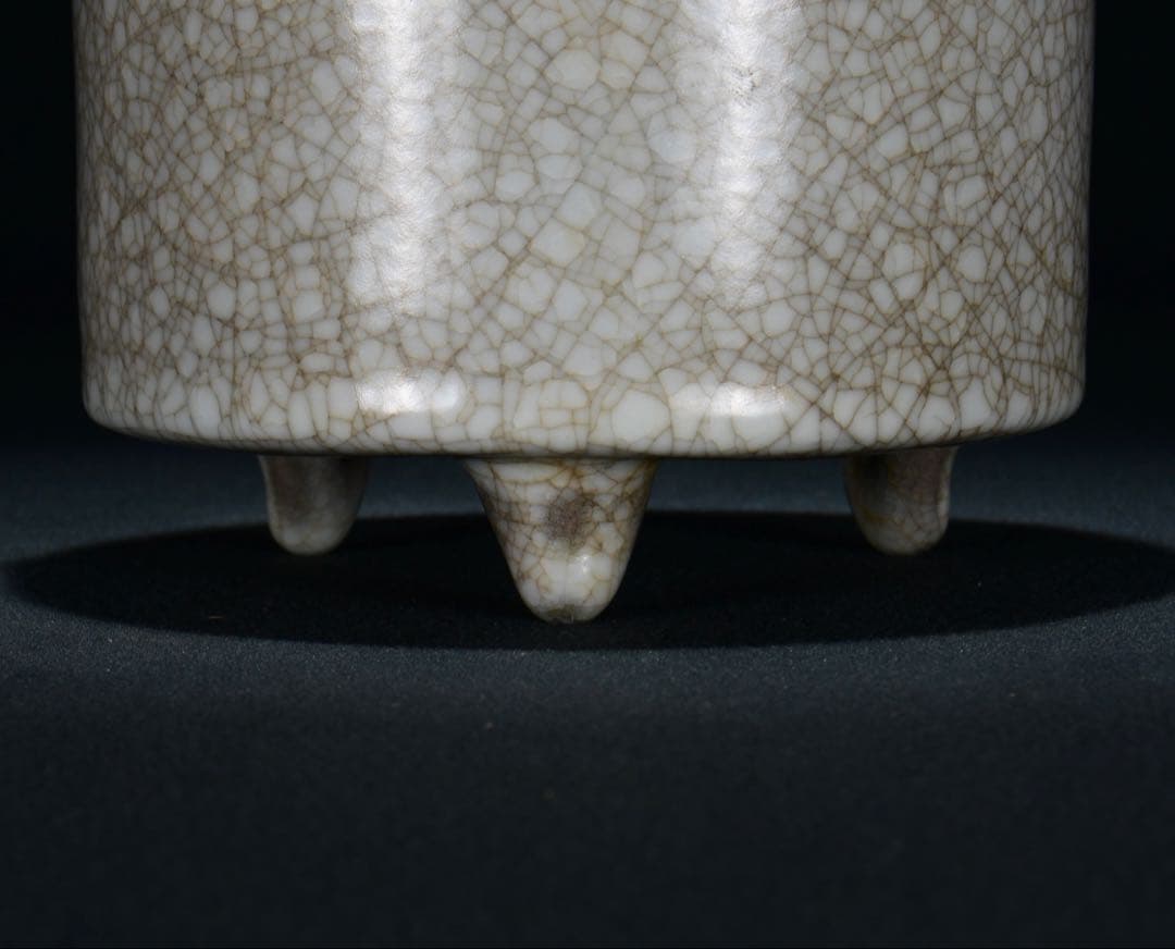 旧蔵　宋代 哥窑 青白釉 双耳三足炉 貫入美香炉・文房具置物