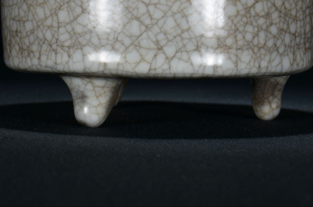 旧蔵　宋代 哥窑 青白釉 双耳三足炉 貫入美香炉・文房具置物