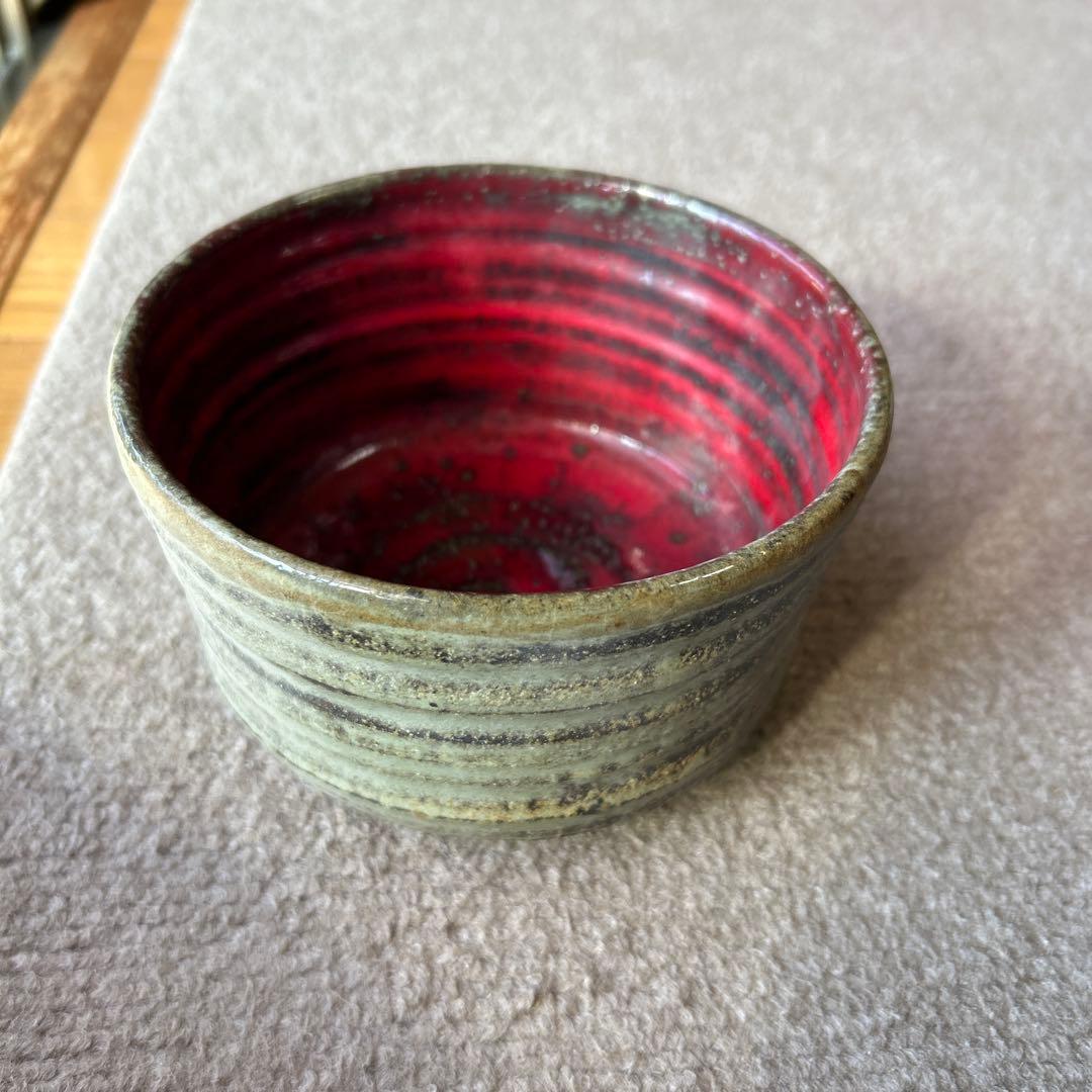 ストライプ模様の茶碗 赤黒