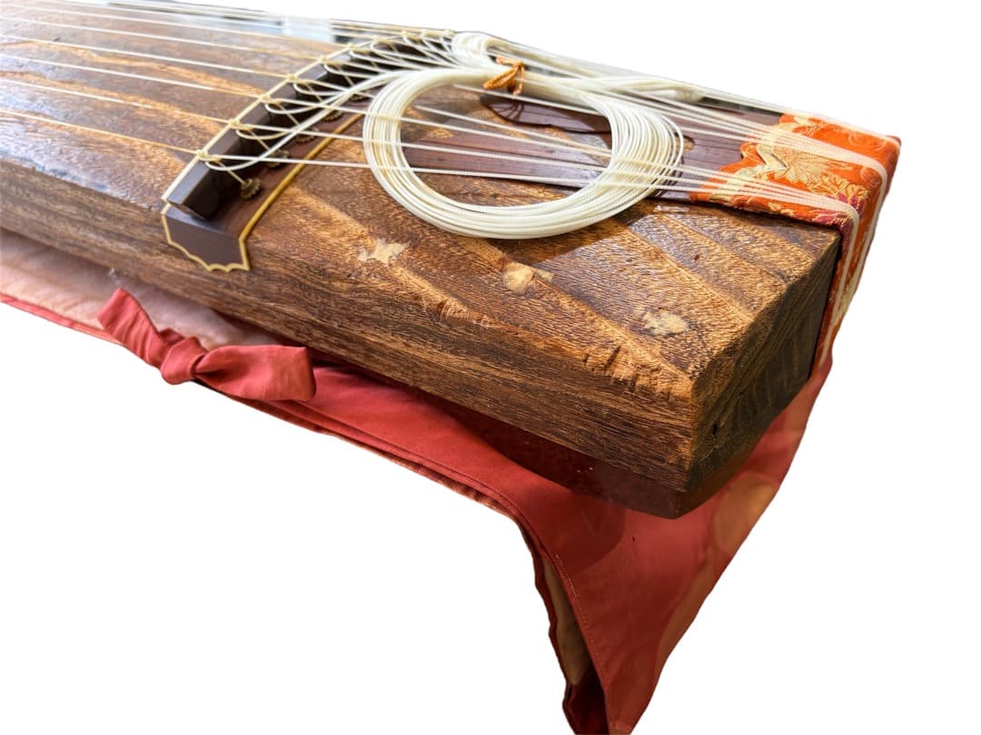 琴　お琴　箏　すだれ彫り　和楽器　13弦　花柄装飾　くり甲　半上角　柱つき