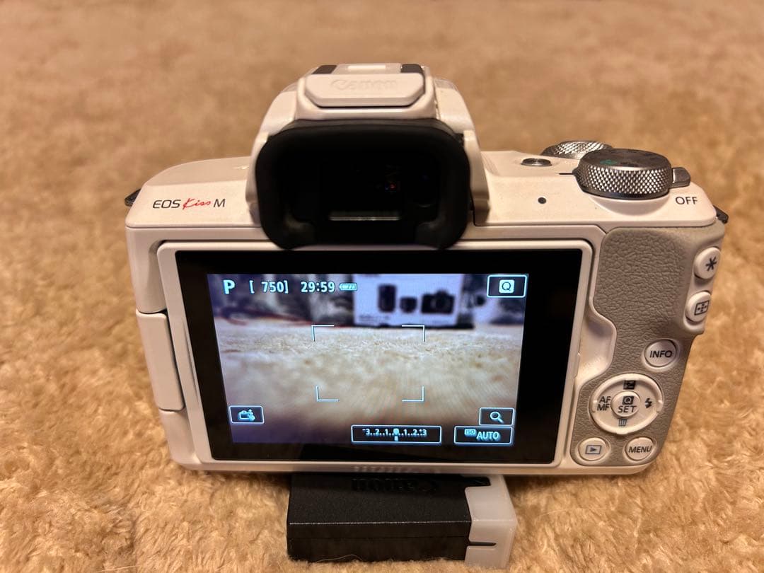 オ*ー様 ★Canon EOS Kiss M ミラーレスカメラ★