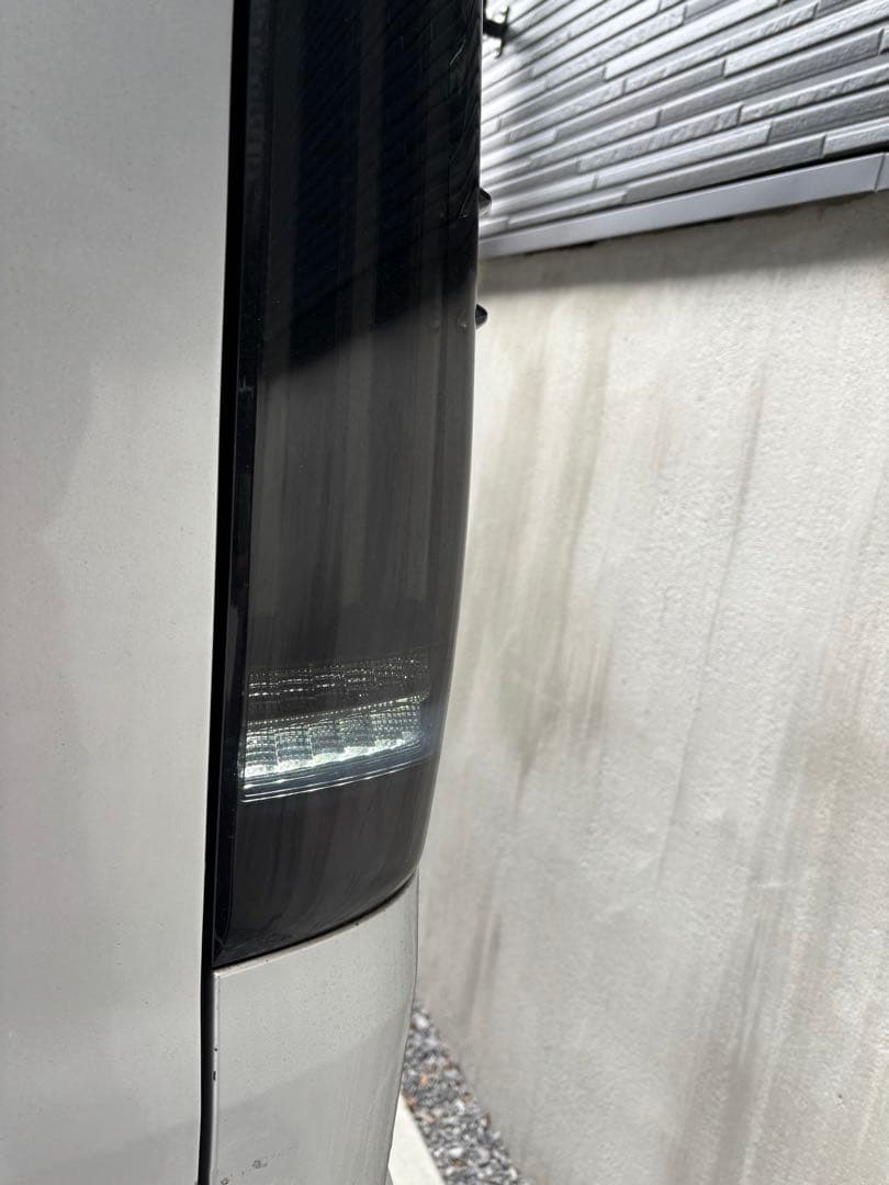 ハイエース　スモークテールランプ　シーケンシャルウインカー　コーキング済み