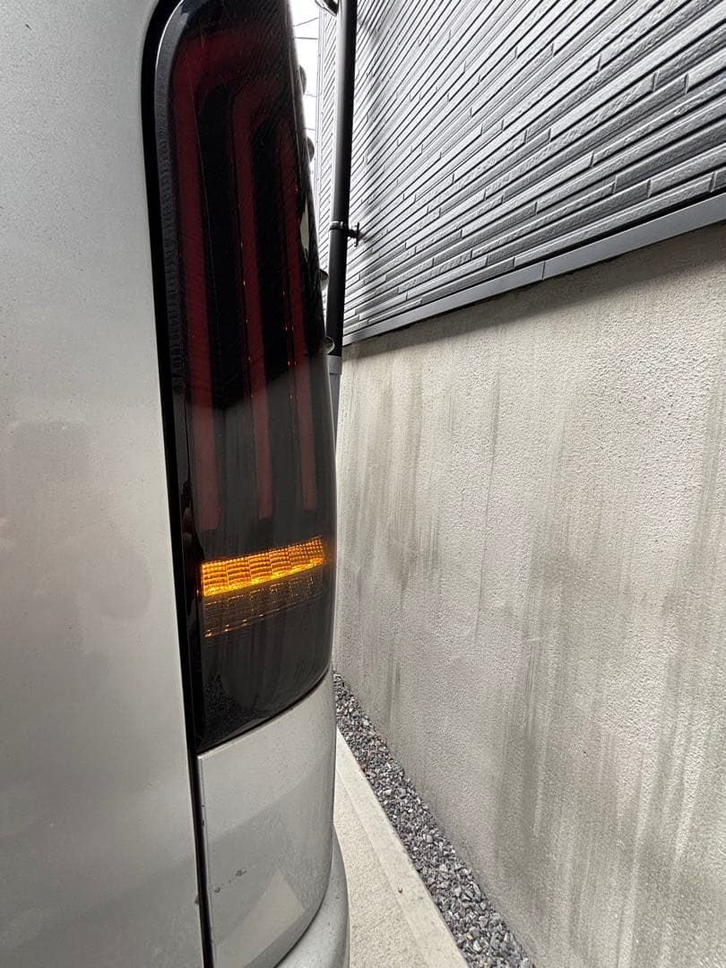 ハイエース　スモークテールランプ　シーケンシャルウインカー　コーキング済み