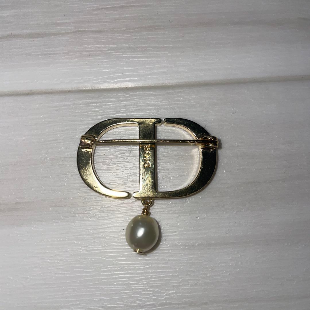 大人気ラグジュアリーブランド《ディオール》のブローチ