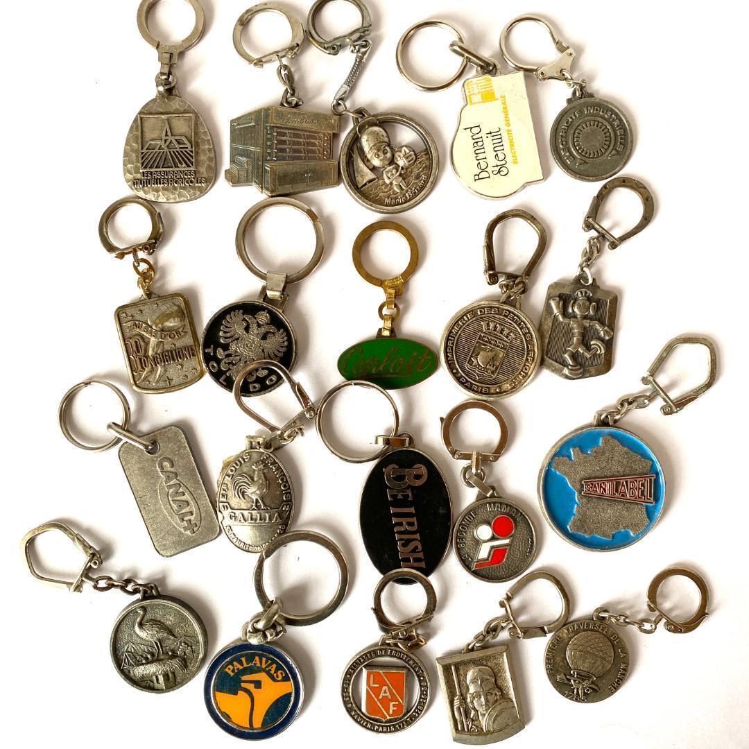 100個！フランス ヴィンテージ キーホルダー 金属製 メタル まとめ売り D4
