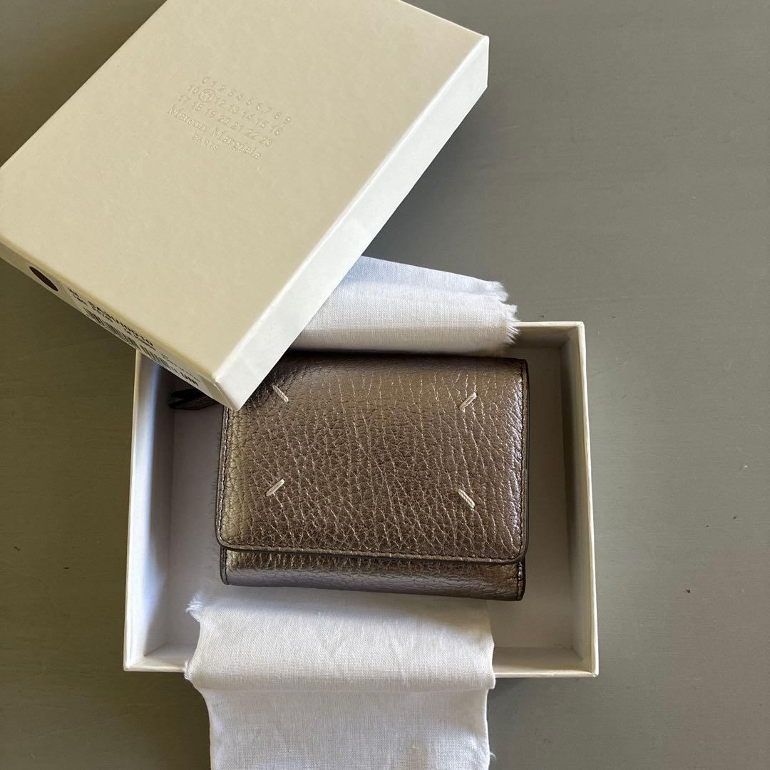 マルジェラメタリックグレー 三つ折り財布