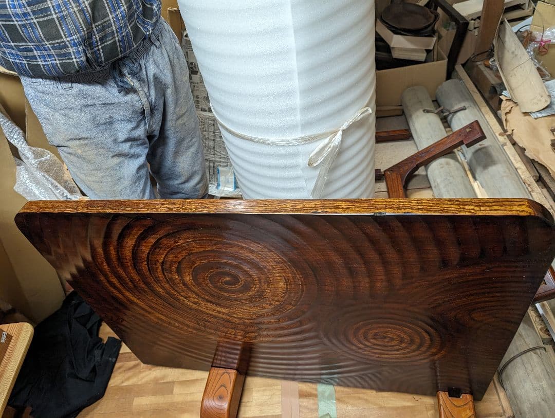 欅一枚の板衝立て　国内職人の一貫作業