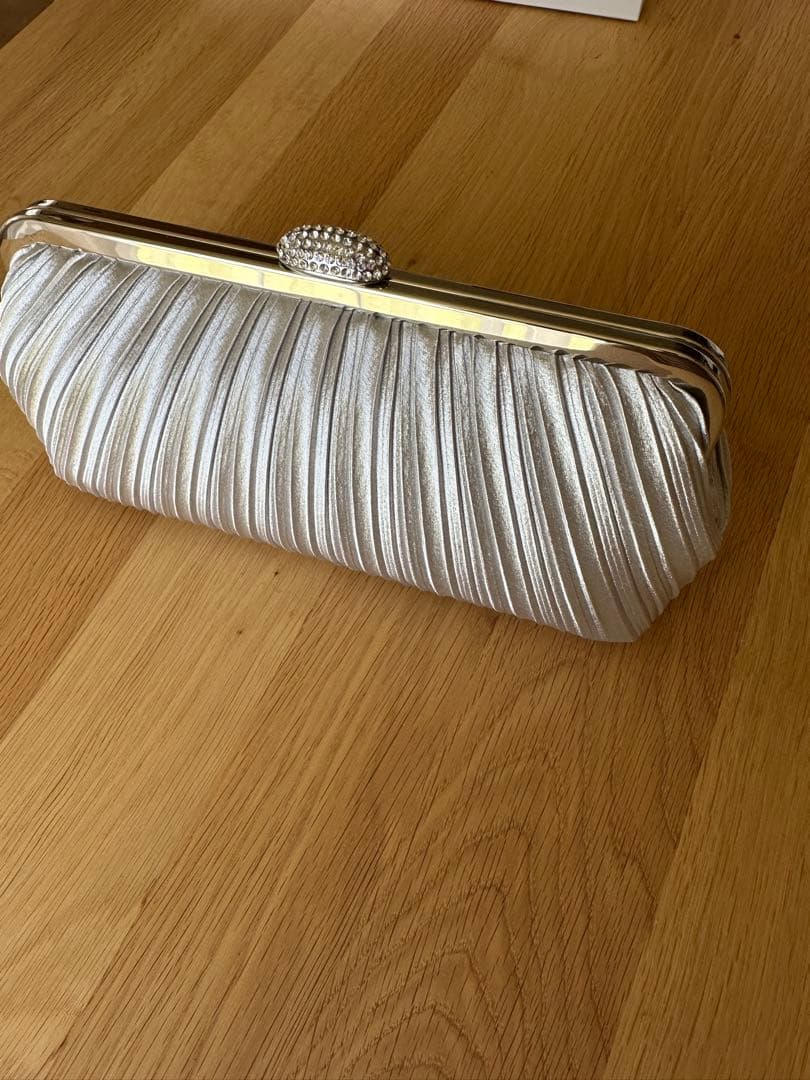 東京イギン　シルバー プリーツデザイン クラッチバッグ