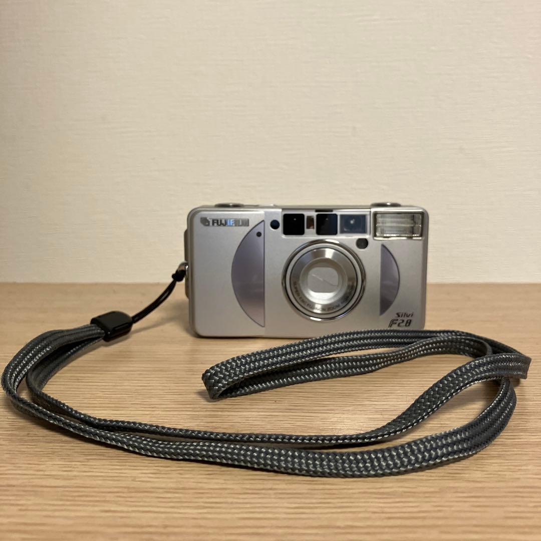 フィルムコンパクトカメラ FUJIGILM Silvi F2.8 ストラップ付