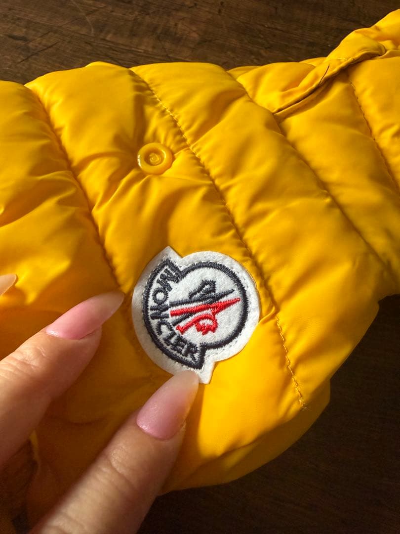 注目【美品】MONCLER 犬服 フード付き黄色 小型犬用