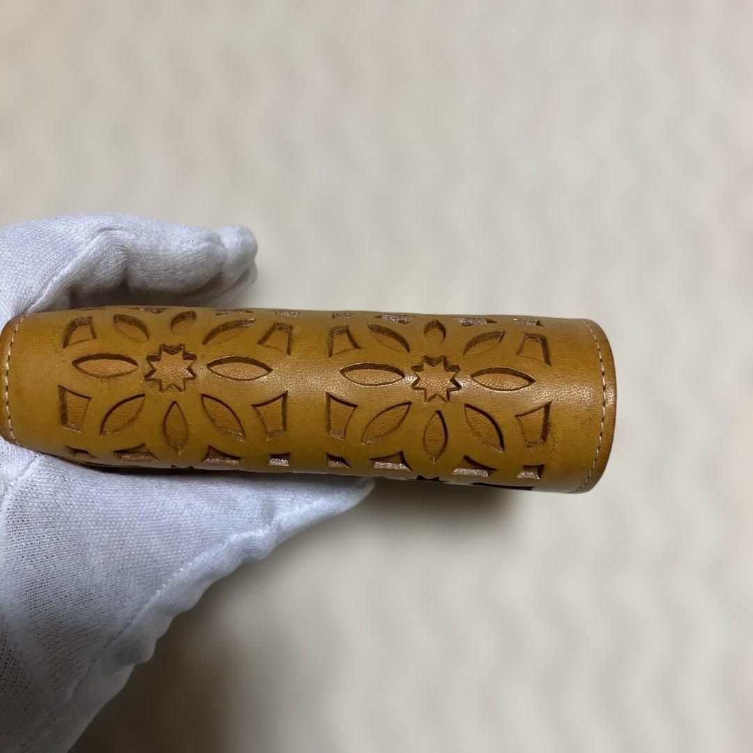 (美品) genten ゲンテン　カットワークレザー　二つ折り財布　オシャレ