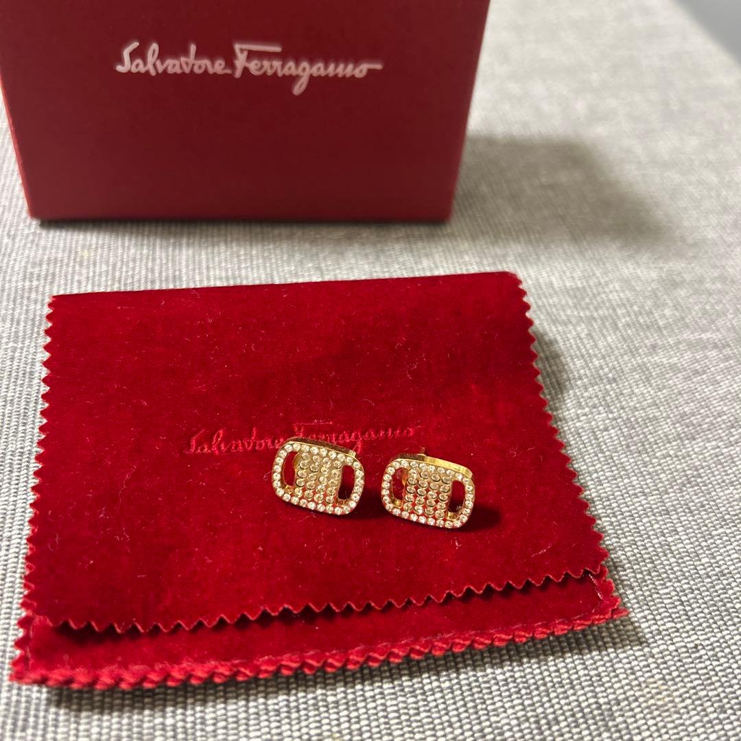 【未使用】SalvatoreFerragamoゴールドピアス