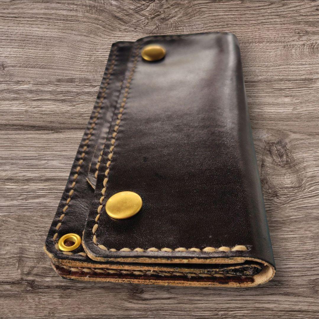 トラッカーウォレット　手染め　本革　ヌメ革　黒　一部分茶　ベージュの糸