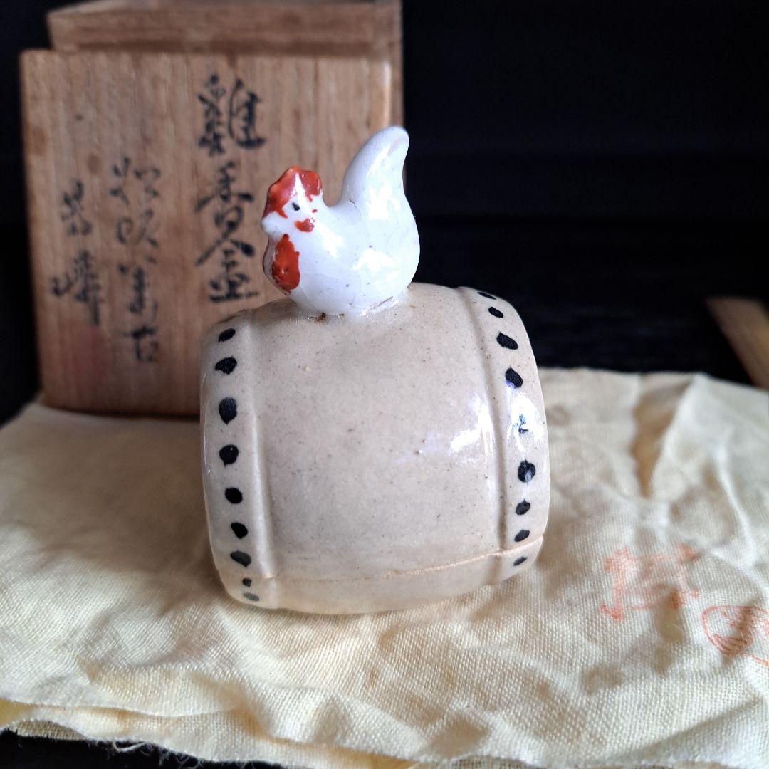 茶道具　鶏　香盆　芳崎作　松吹窯　　白磁赤絵 共箱　共布　名入　三つ巴太鼓型