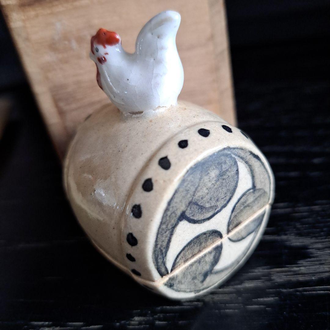 茶道具　鶏　香盆　芳崎作　松吹窯　　白磁赤絵 共箱　共布　名入　三つ巴太鼓型