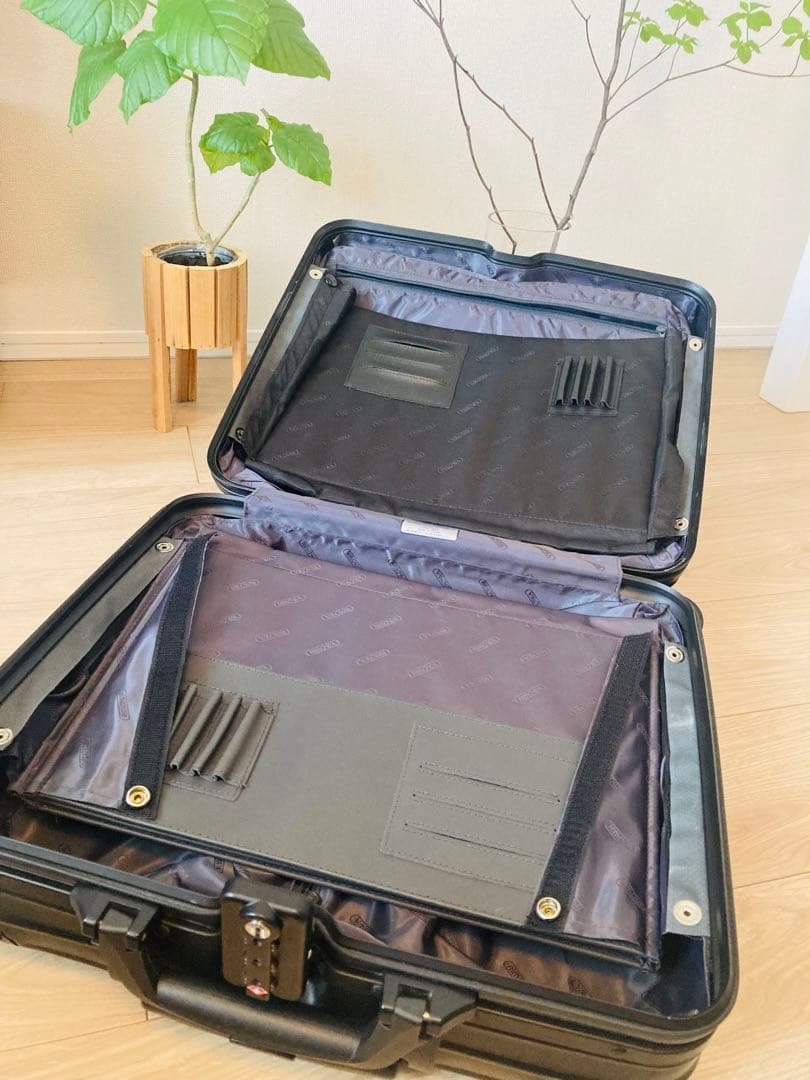 ★ RIMOWA リモワ　ステルス　ビジネストロリー4輪　ブラック　重厚感