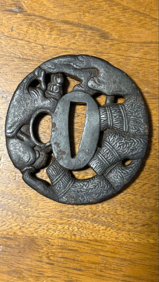 武具　刀装具　刀鍔　在名彦根住　馬に武将図　透かし鉄地　箱付　骨董品