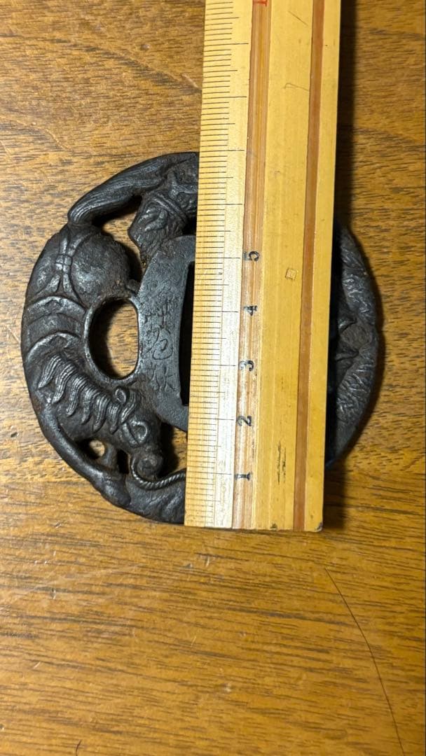 武具　刀装具　刀鍔　在名彦根住　馬に武将図　透かし鉄地　箱付　骨董品