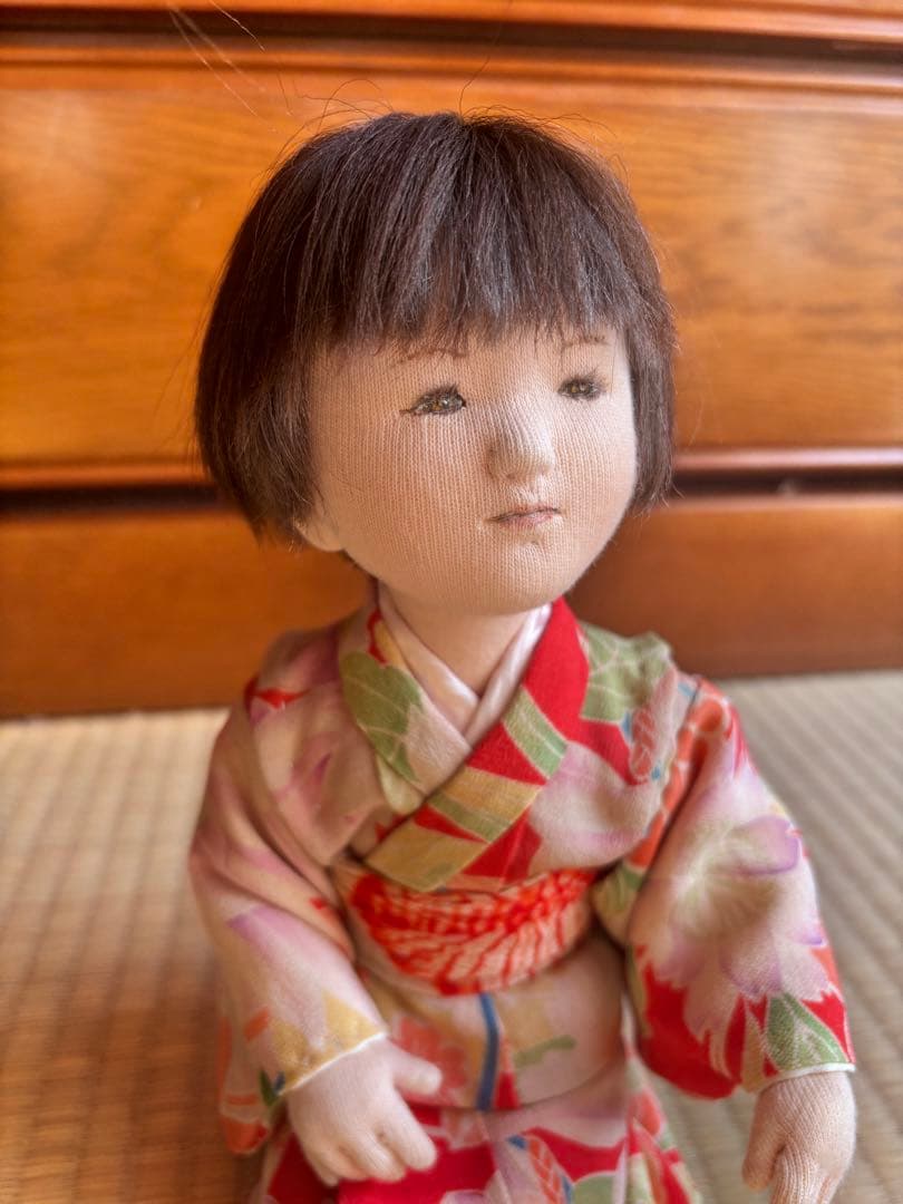 着物を着た人形（赤い花柄）　与勇輝