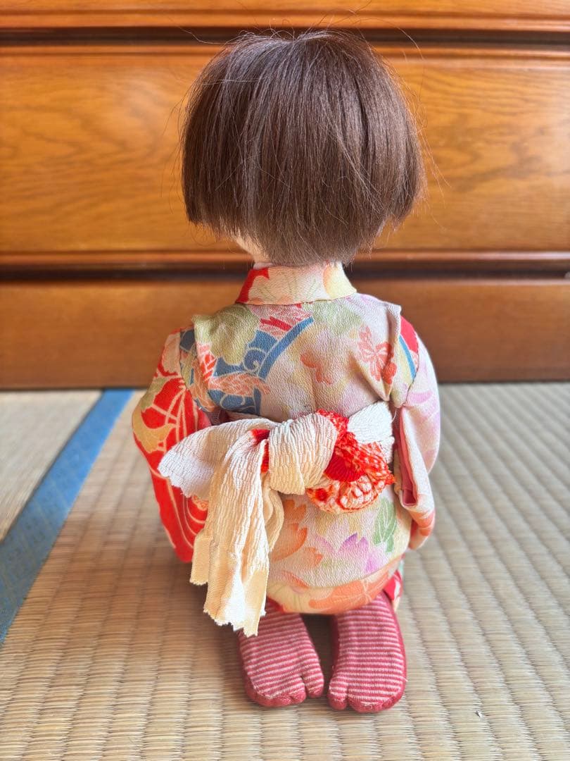 着物を着た人形（赤い花柄）　与勇輝