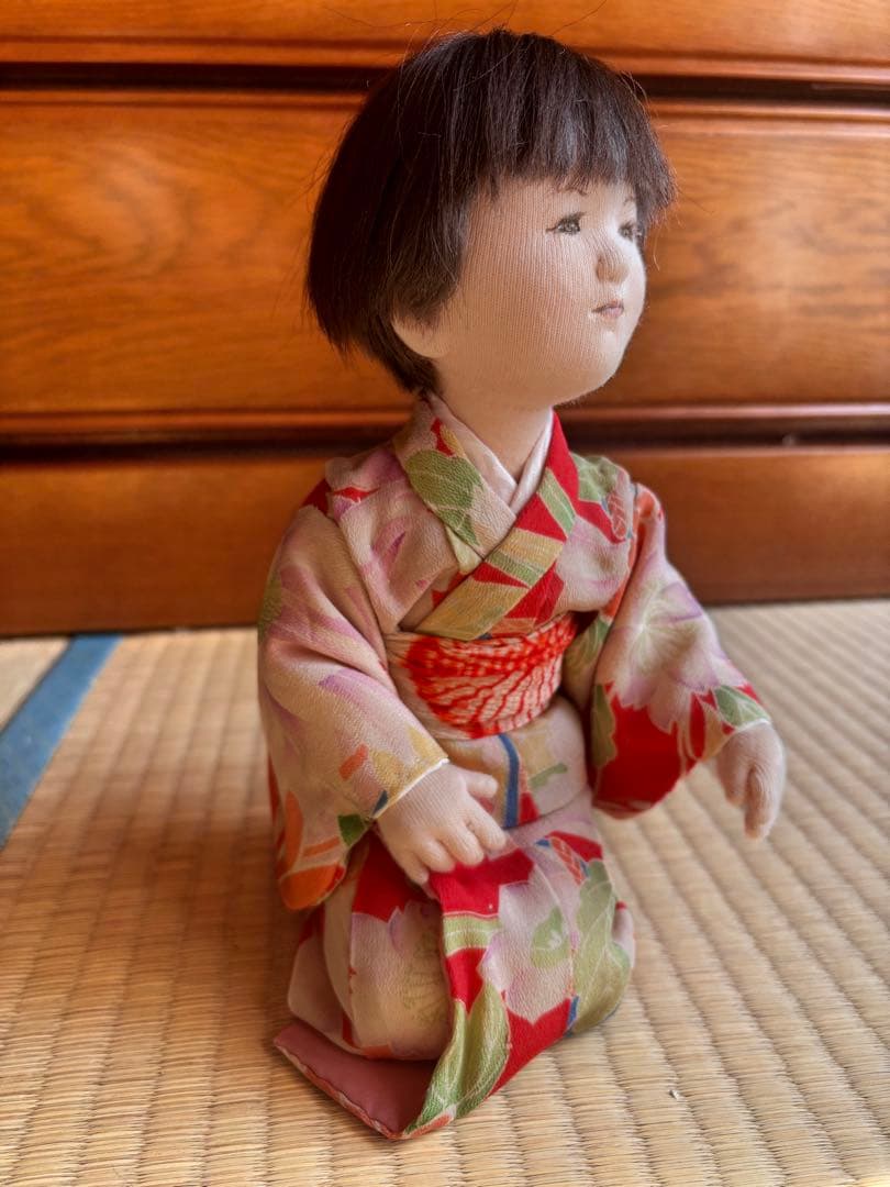 着物を着た人形（赤い花柄）　与勇輝
