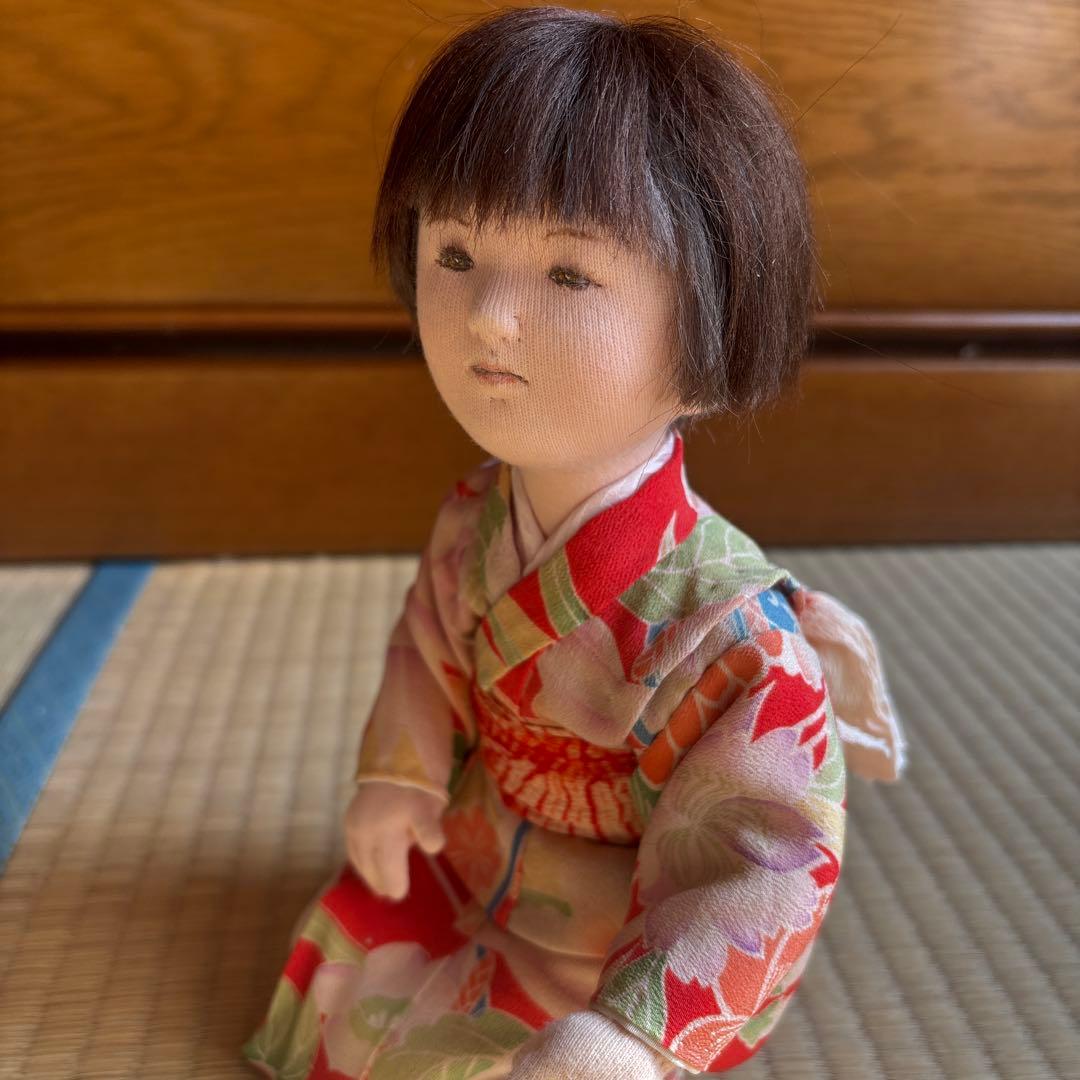 着物を着た人形（赤い花柄）　与勇輝