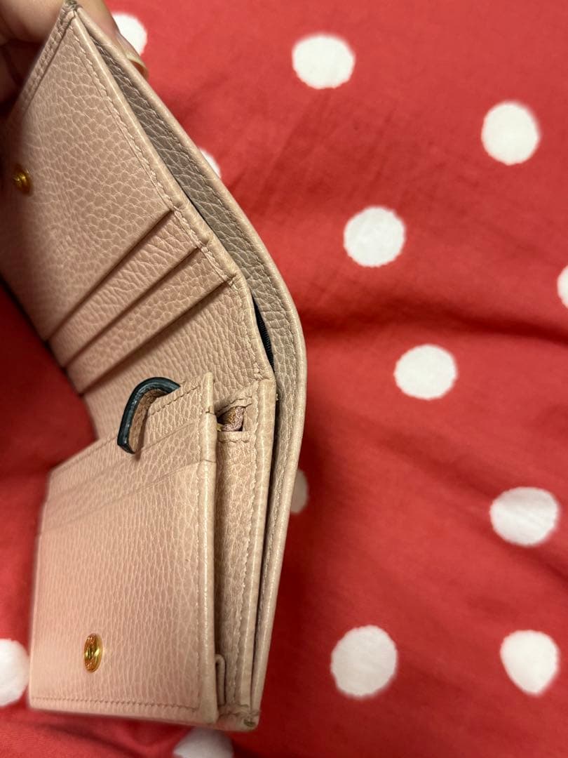 GUCCIロゴ付きピンク二つ折り財布