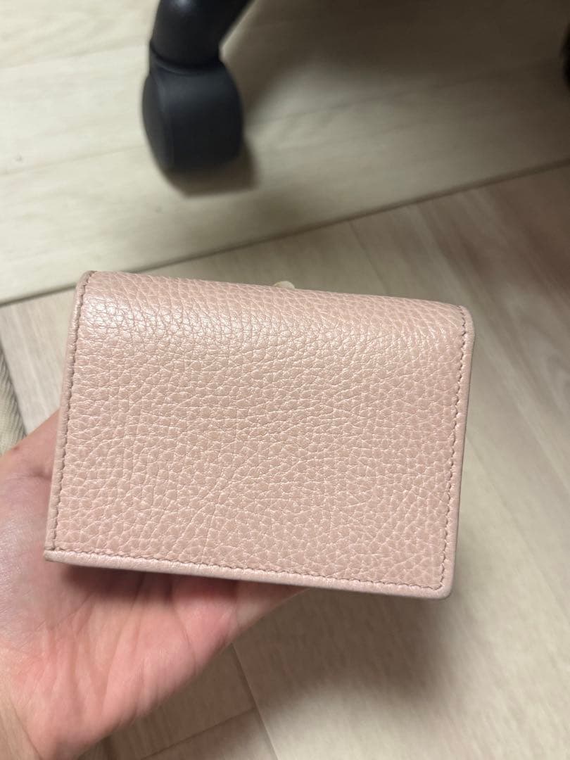 GUCCIロゴ付きピンク二つ折り財布