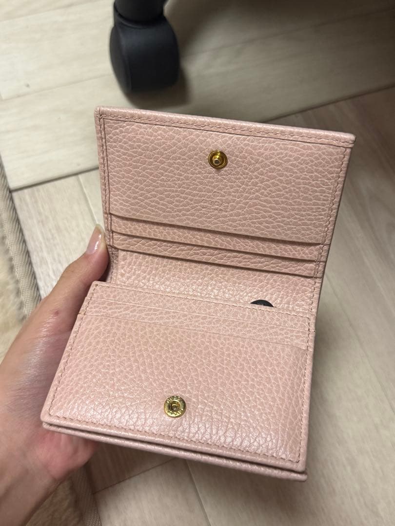 GUCCIロゴ付きピンク二つ折り財布