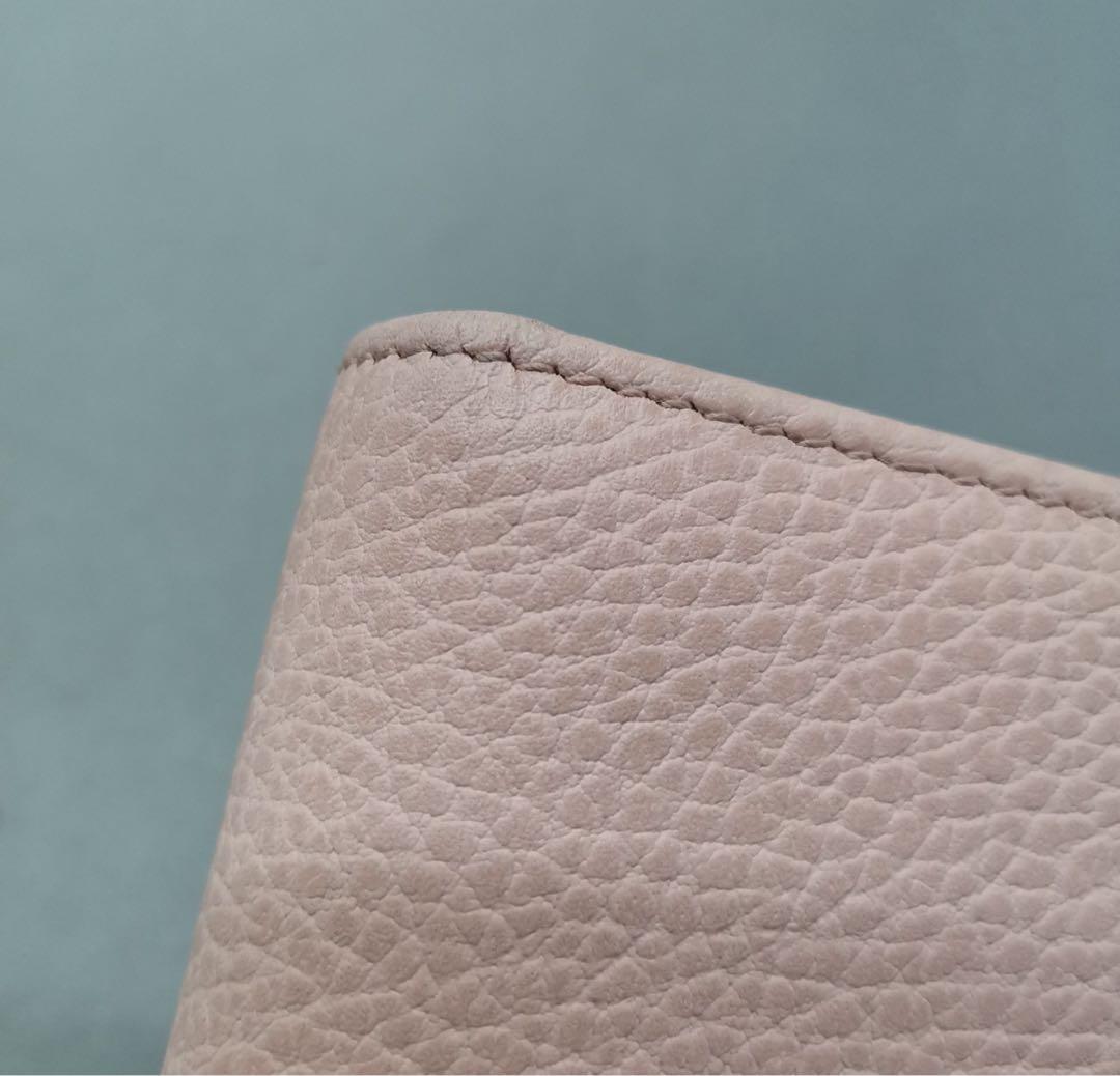 GUCCIロゴ付きピンク二つ折り財布