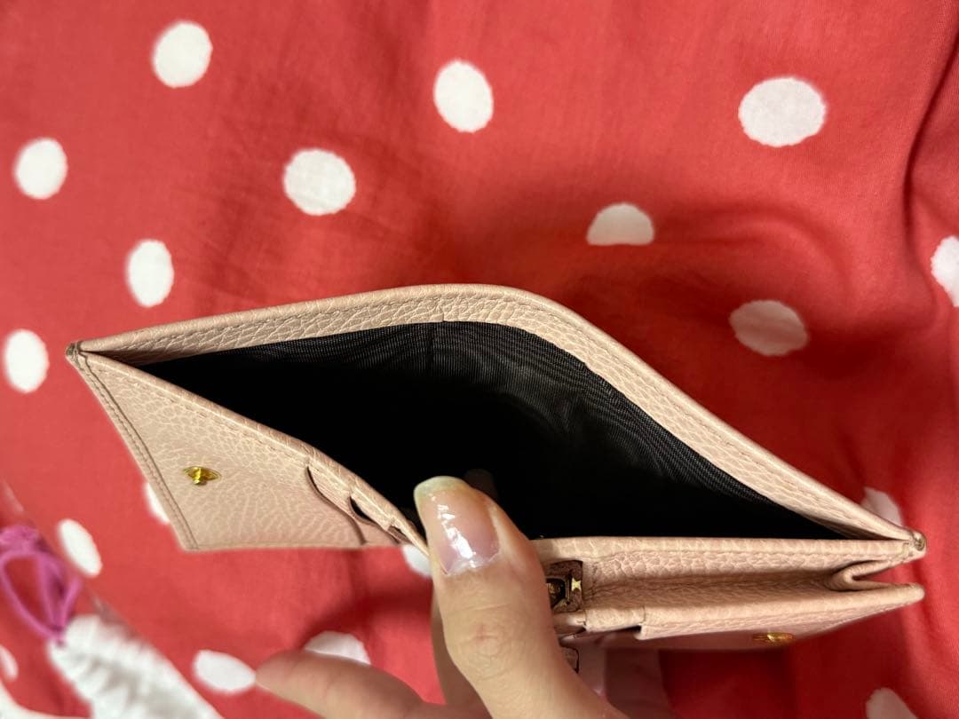 GUCCIロゴ付きピンク二つ折り財布